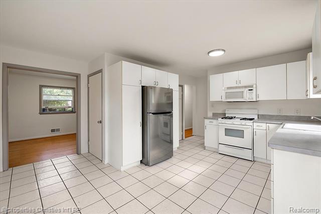 Builiding view fifteen for 6030 Lahser, Bloomfield Hills, MI. 48301