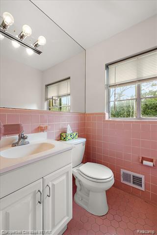 Builiding view seventeen for 6030 Lahser, Bloomfield Hills, MI. 48301