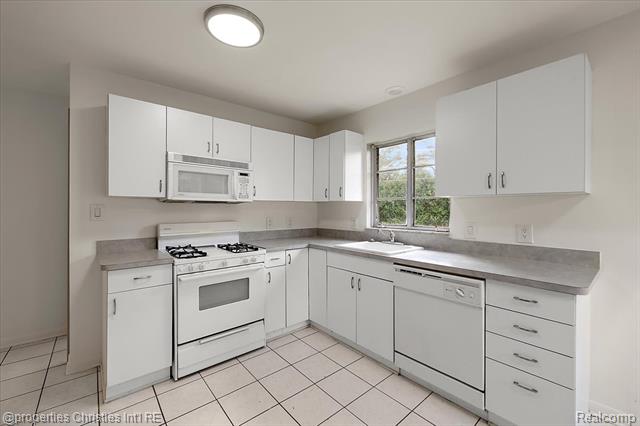 Builiding view ten for 6030 Lahser, Bloomfield Hills, MI. 48301