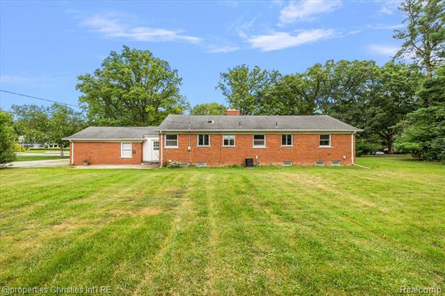 Builiding view thirty for 6030 Lahser, Bloomfield Hills, MI. 48301