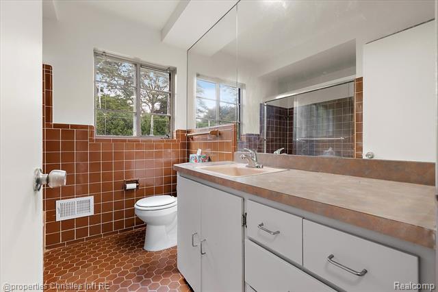 Builiding view twenty five for 6030 Lahser, Bloomfield Hills, MI. 48301