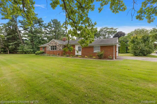 Builiding view two for 6030 Lahser, Bloomfield Hills, MI. 48301