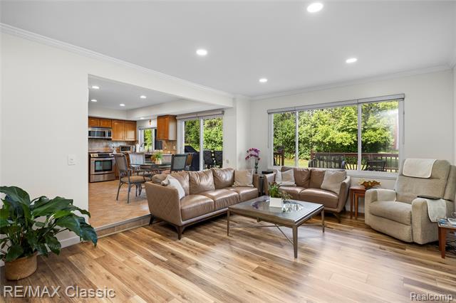 Builiding view forty five for 5651 Warrenshire, West Bloomfield, MI. 48322