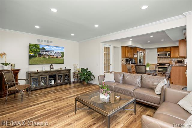Builiding view forty four for 5651 Warrenshire, West Bloomfield, MI. 48322