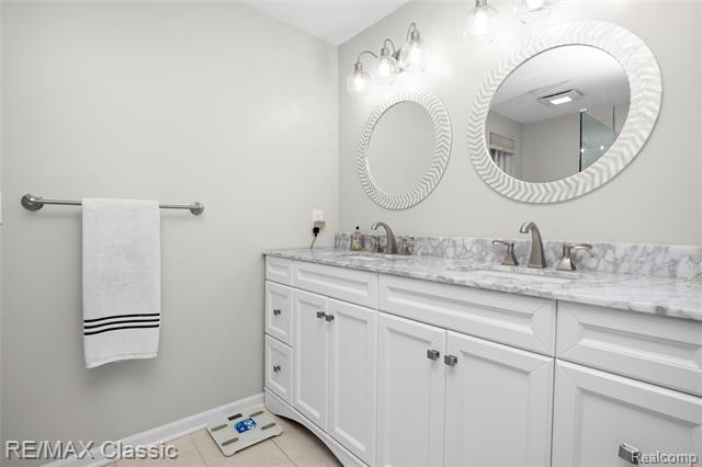 Builiding view forty nine for 5651 Warrenshire, West Bloomfield, MI. 48322