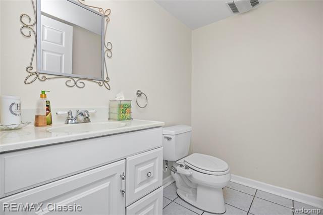 Builiding view seventy one for 5651 Warrenshire, West Bloomfield, MI. 48322