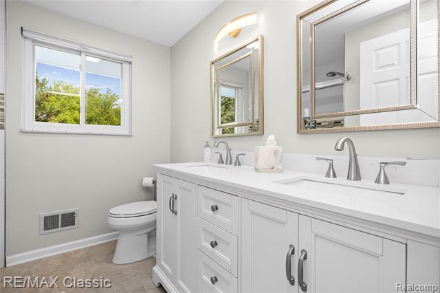 Builiding view sixty for 5651 Warrenshire, West Bloomfield, MI. 48322