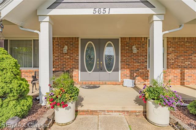 Builiding view ten for 5651 Warrenshire, West Bloomfield, MI. 48322