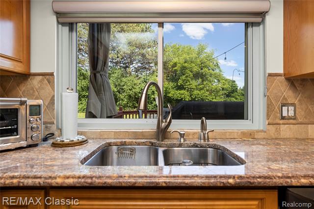 Builiding view thirty eight for 5651 Warrenshire, West Bloomfield, MI. 48322