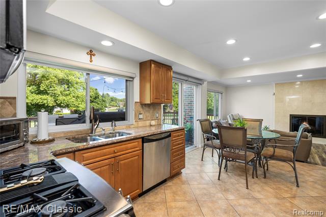 Builiding view thirty nine for 5651 Warrenshire, West Bloomfield, MI. 48322