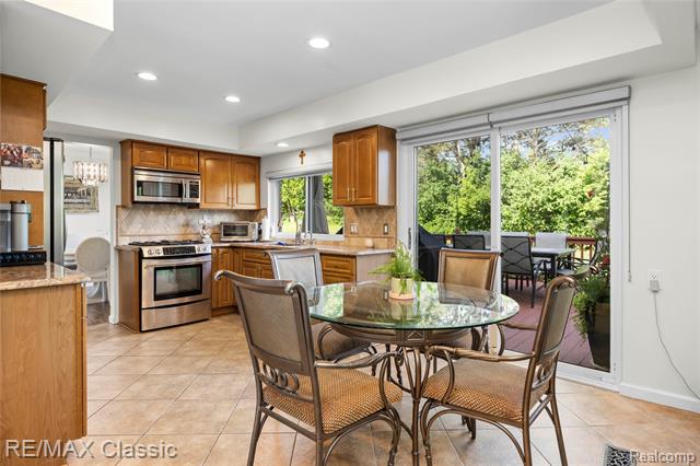 Builiding view thirty seven for 5651 Warrenshire, West Bloomfield, MI. 48322