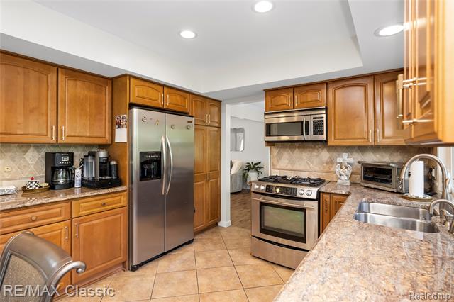 Builiding view thirty three for 5651 Warrenshire, West Bloomfield, MI. 48322