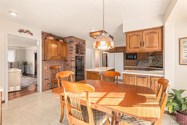 Builiding view eighteen for 4597 Broughton, Bloomfield Hills, MI. 48301