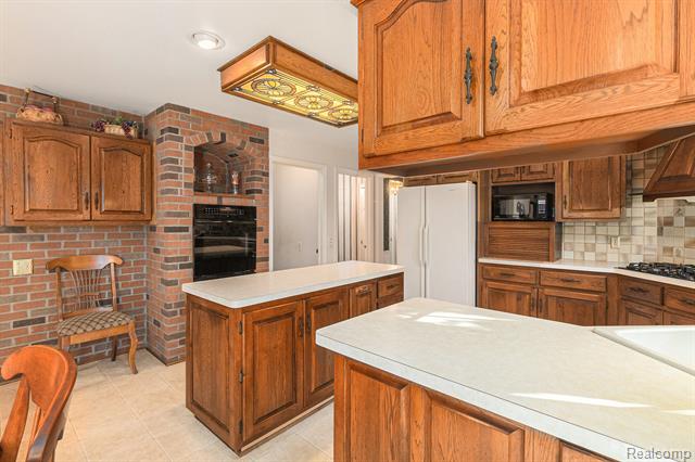 Builiding view fifteen for 4597 Broughton, Bloomfield Hills, MI. 48301