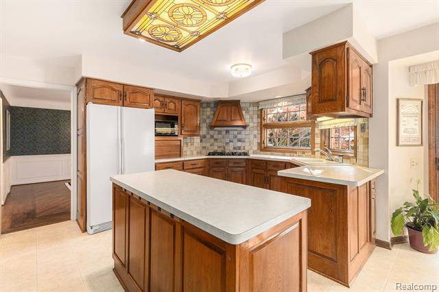 Builiding view fourteen for 4597 Broughton, Bloomfield Hills, MI. 48301