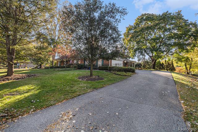 Builiding view two for 4597 Broughton, Bloomfield Hills, MI. 48301