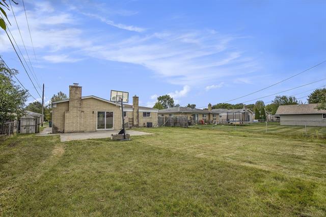 Builiding view twenty four for 2987 Chesterfield, Troy, MI. 48083