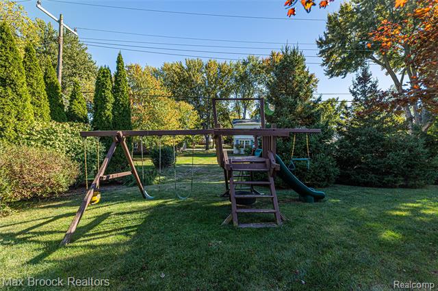 Builiding view fifteen for 5605 Woodwind, Bloomfield Hills, MI. 48301