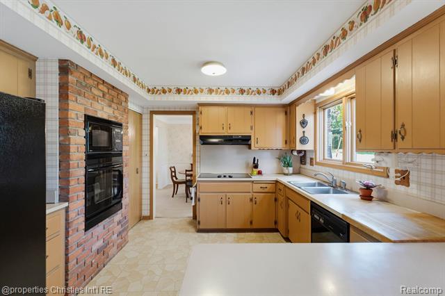 Builiding view nine for 5600 Woodwind, Bloomfield Hills, MI. 48301
