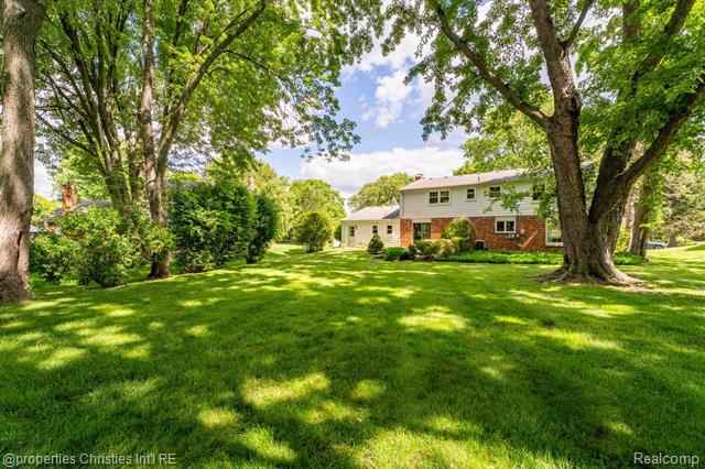 Builiding view thirty five for 5600 Woodwind, Bloomfield Hills, MI. 48301