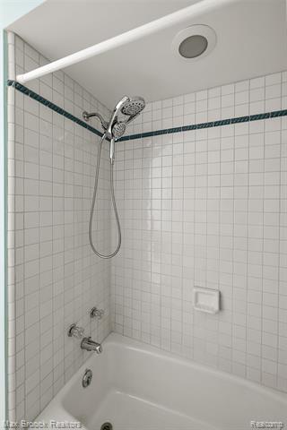 Builiding view eighteen for 3673 York, Bloomfield Hills, MI. 48301