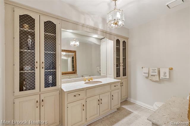 Builiding view fourteen for 3673 York, Bloomfield Hills, MI. 48301