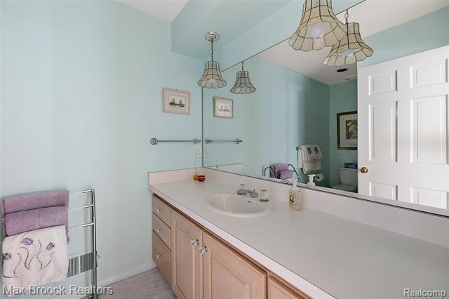 Builiding view seventeen for 3673 York, Bloomfield Hills, MI. 48301