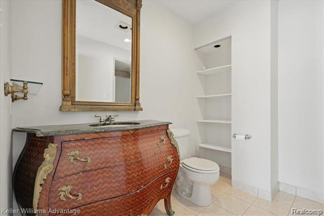 Builiding view seventeen for 5321 Fairway, West Bloomfield, MI. 48323