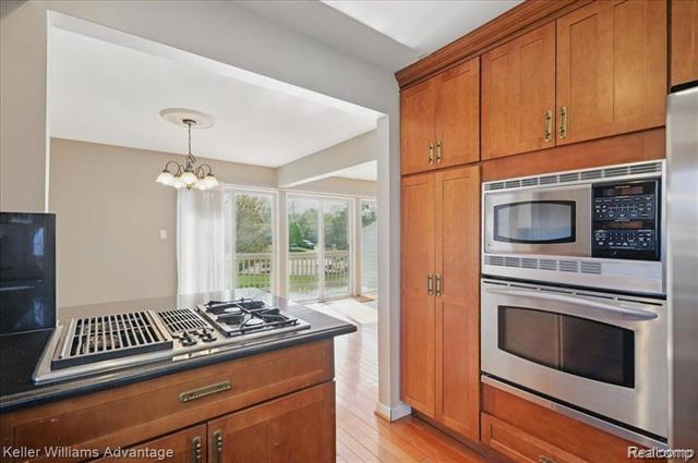 Builiding view thirteen for 5321 Fairway, West Bloomfield, MI. 48323