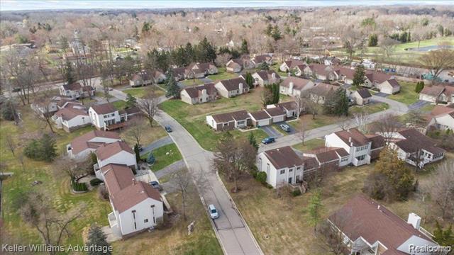 Builiding view twenty eight for 5321 Fairway, West Bloomfield, MI. 48323