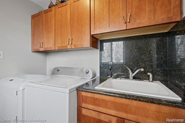 Builiding view twenty four for 5321 Fairway, West Bloomfield, MI. 48323