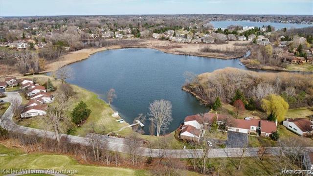 Builiding view twenty nine for 5321 Fairway, West Bloomfield, MI. 48323