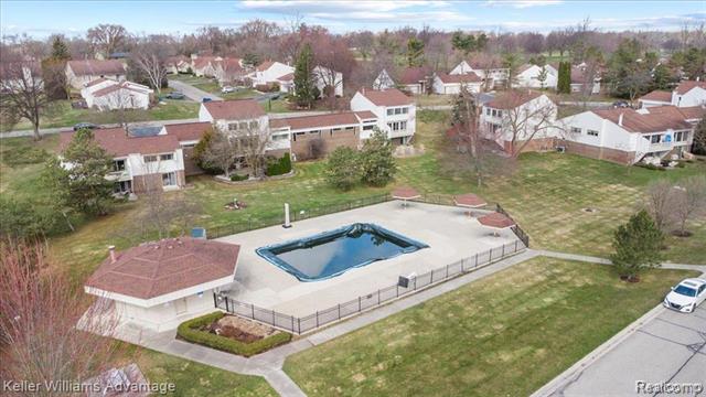 Builiding view twenty seven for 5321 Fairway, West Bloomfield, MI. 48323