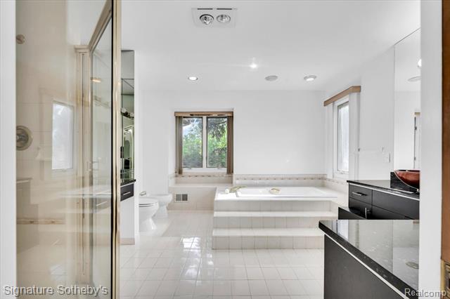 Builiding view eleven for 4156 Marlwood, West Bloomfield, MI. 48323