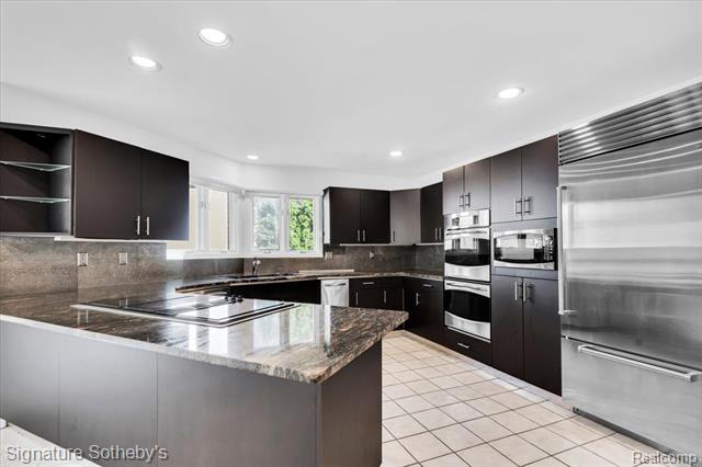 Builiding view five for 4156 Marlwood, West Bloomfield, MI. 48323