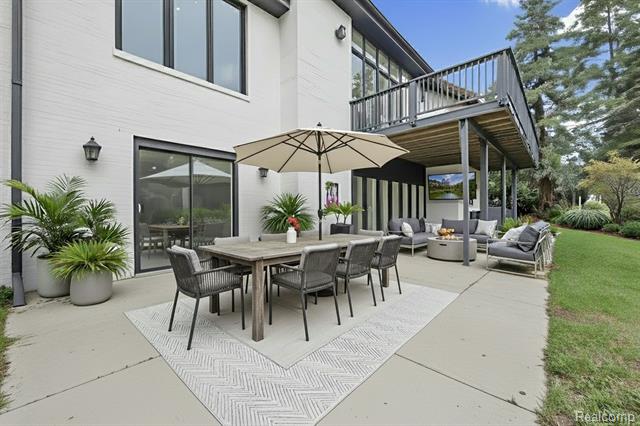 Builiding view sixty for 4117 Marlwood, West Bloomfield, MI. 48323