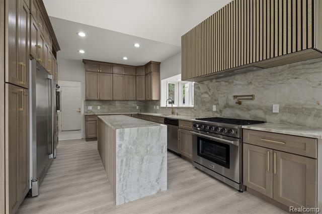 Builiding view thirteen for 4117 Marlwood, West Bloomfield, MI. 48323