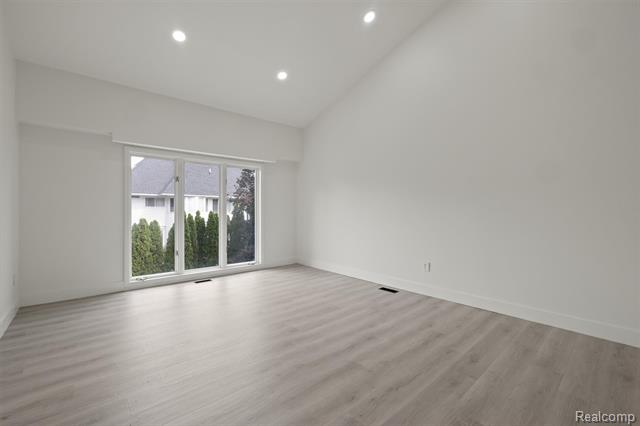 Builiding view twenty one for 4117 Marlwood, West Bloomfield, MI. 48323