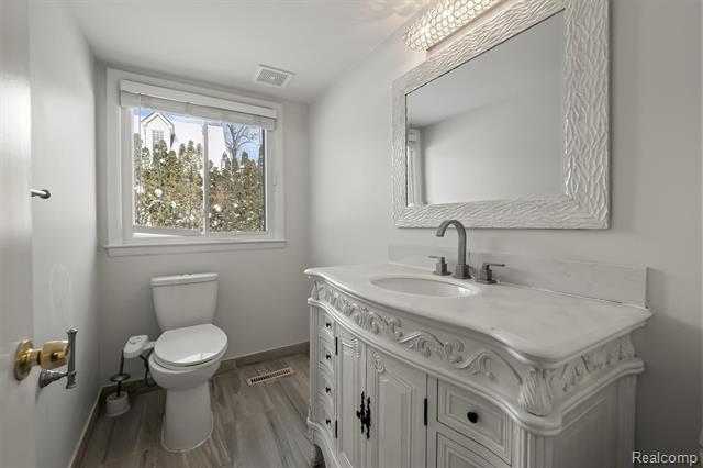 Builiding view ten for 5570 Forman, Bloomfield Hills, MI. 48301