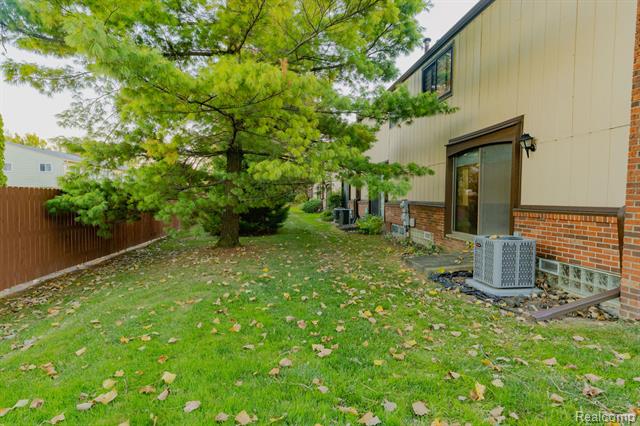 Builiding view thirty three for 1105 Kirts, Troy, MI. 48084