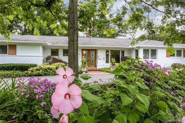 front view for 1347 Ardmoor Dr, Bloomfield Hills, Mi. 48301