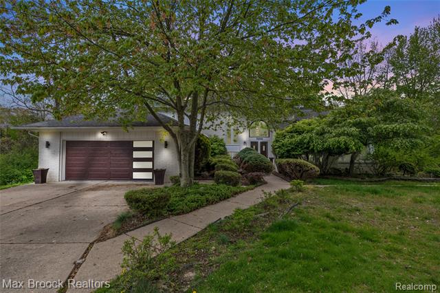 front view for 5199 Shenandoah Ct, West Bloomfield, Mi. 48323