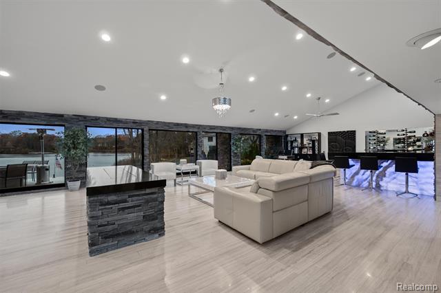 Builiding view eighteen for 5116 West Bloomfield Lake, West Bloomfield, MI. 48323