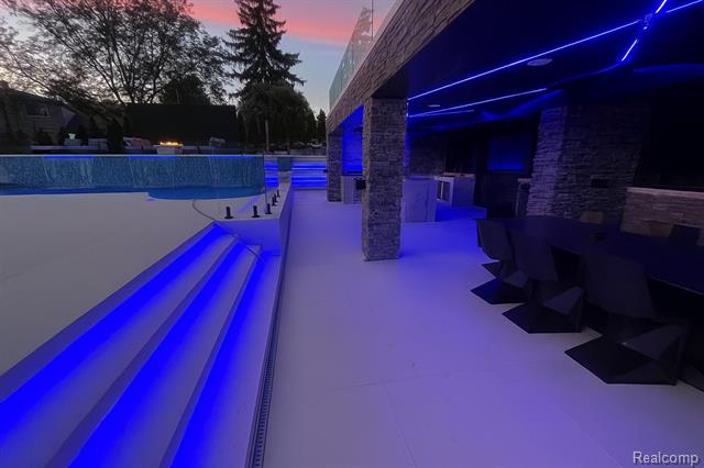 Builiding view fifty eight for 5116 West Bloomfield Lake, West Bloomfield, MI. 48323