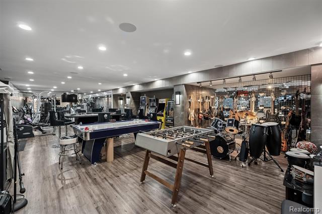 Builiding view fifty four for 5116 West Bloomfield Lake, West Bloomfield, MI. 48323