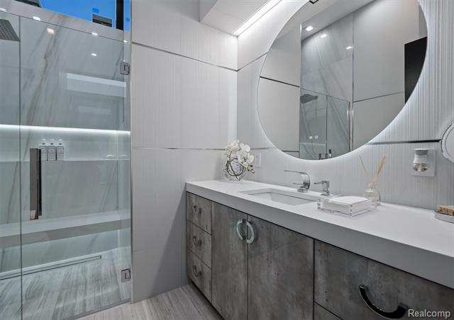 Builiding view forty one for 5116 West Bloomfield Lake, West Bloomfield, MI. 48323