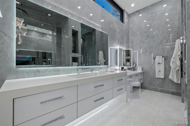 Builiding view thirty eight for 5116 West Bloomfield Lake, West Bloomfield, MI. 48323