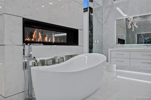 Builiding view thirty nine for 5116 West Bloomfield Lake, West Bloomfield, MI. 48323