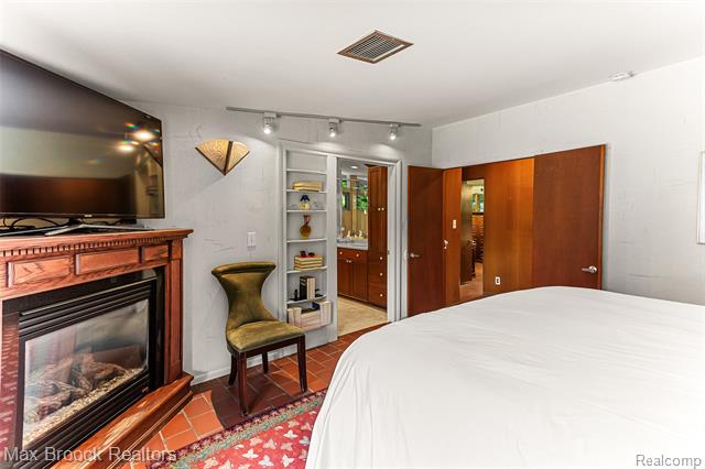 Builiding view sixteen for 20 Martell, Bloomfield Hills, MI. 48304