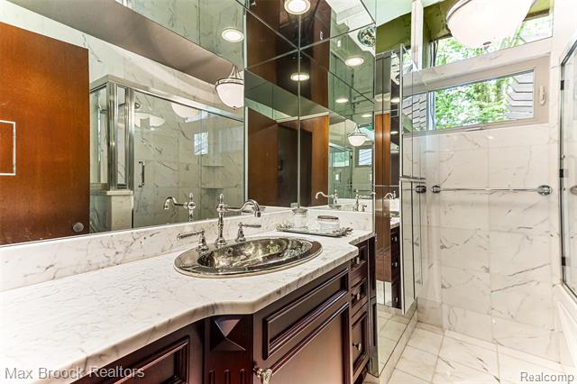 Builiding view twenty four for 20 Martell, Bloomfield Hills, MI. 48304